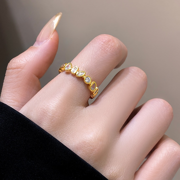AUR 金色ジオメトリックリング｜不規則な煌きで魅せる