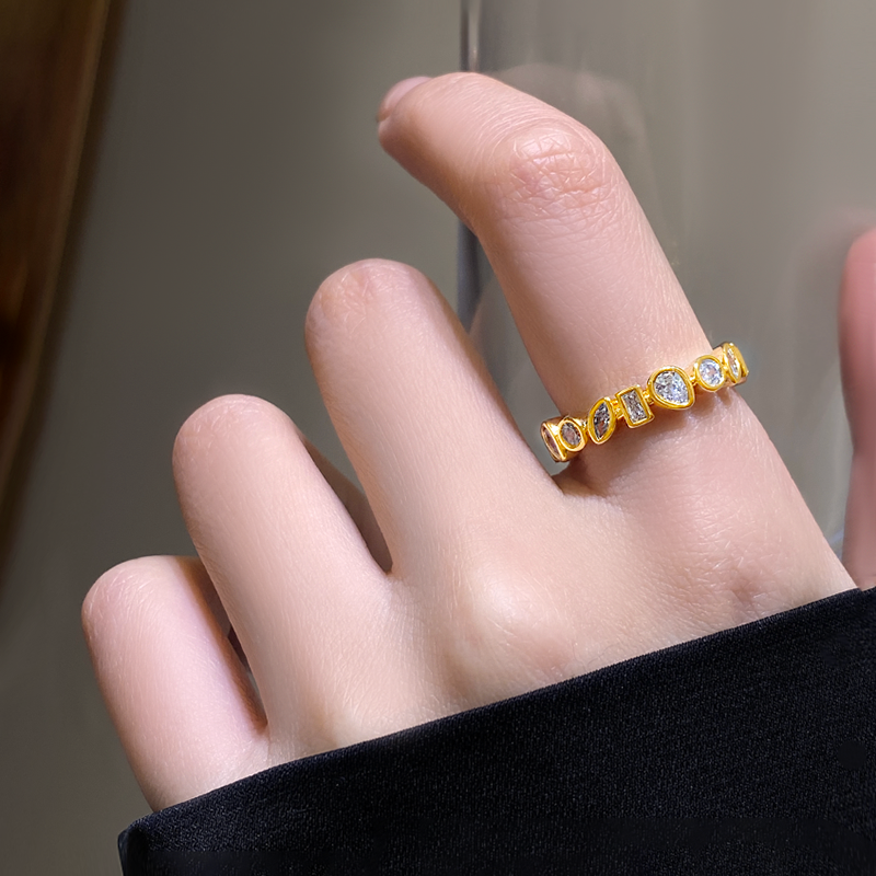 AUR 金色ジオメトリックリング｜不規則な煌きで魅せる