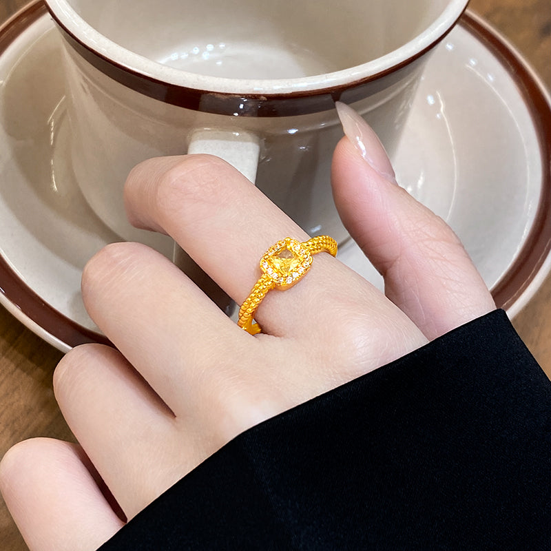 AUR 方糖ジルコンリング｜金色×幾何の優雅な輝き