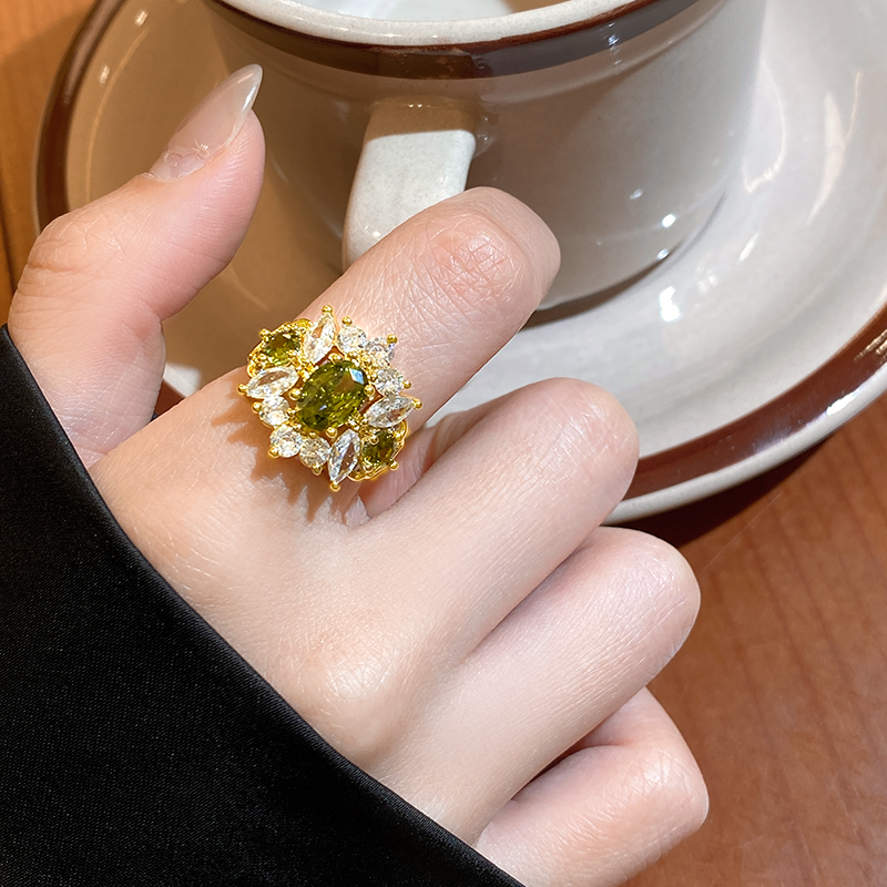 AUR 緑満钻リング｜幾何×輝きのユニークアクセ